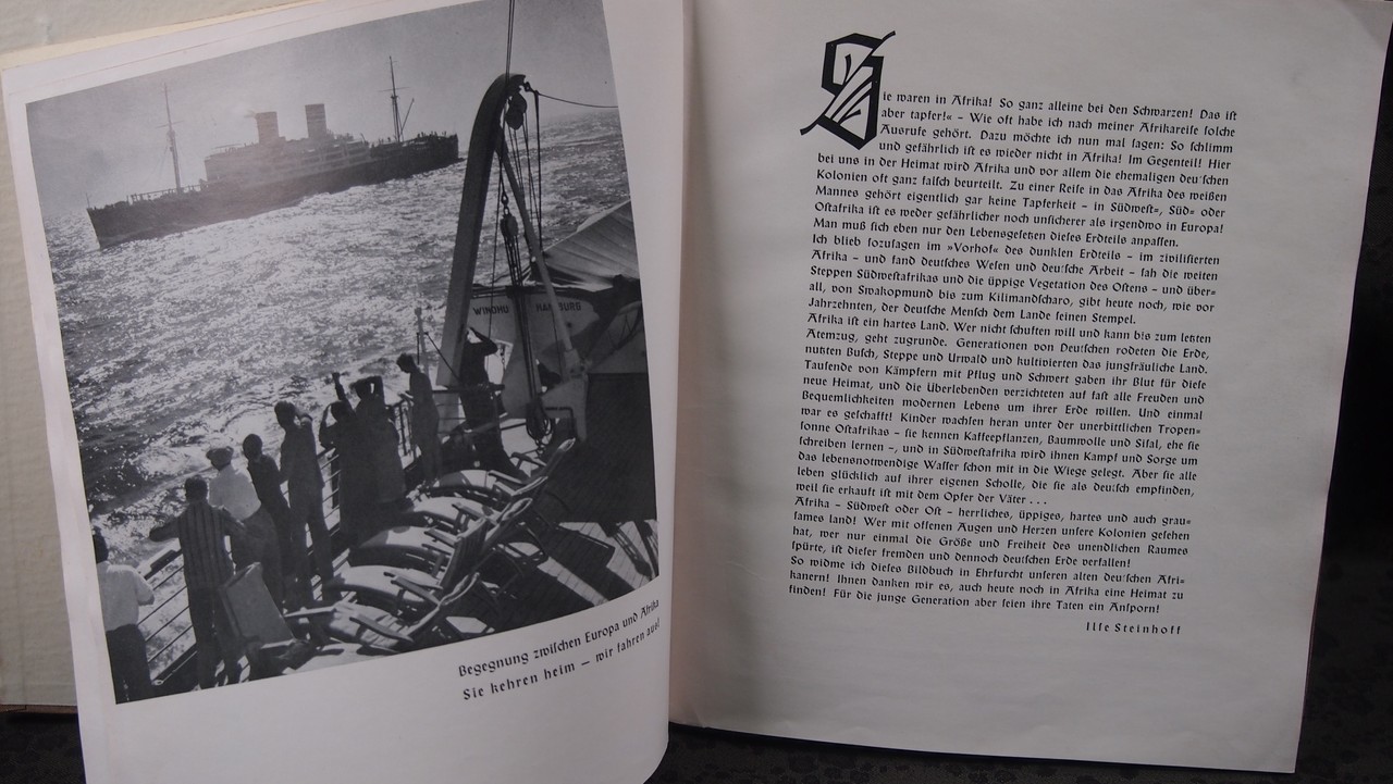 Ein aufgeschlagenes Buch, auf der linken Seite ist ein Foto eines Schiffes, auf der rechten Seite Text. Ein aufgeschlagenes Buch, auf der linken Seite ist ein Foto eines Schiffes, auf der rechten Seite Text.