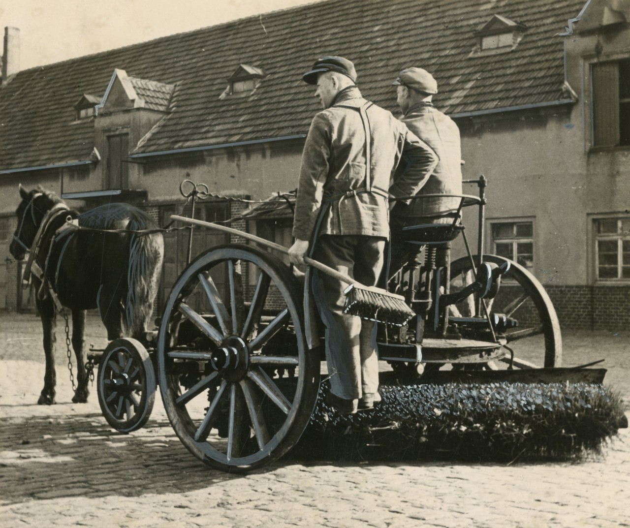 Vor der Anschaffung der Dreirad-Kehrmaschinen von Krupp waren diese pferdebetriebenen Wagen im Einsatz, 1920, StArchBi, Fotosammlung, 21-001-037, Foto: FP.