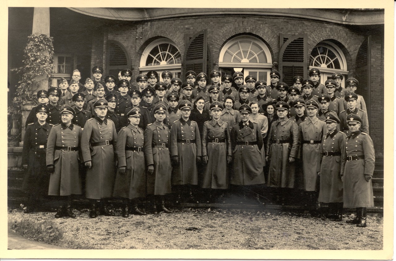 Mitarbeiter des Befehlshabers der Ordnungspolizei posieren für ein Gruppenfoto vor der Villa (Foto: Villa ten Hompel) Mitarbeiter des Befehlshabers der Ordnungspolizei posieren für ein Gruppenfoto vor der Villa (Foto: Villa ten Hompel)