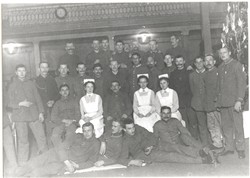 Weihnachtsfeier im Lazarett, 1914. Archiv für Alltagskultur in Westfalen, 1998.00836. Weihnachtsfeier im Lazarett, 1914. Archiv für Alltagskultur in Westfalen, 1998.00836. (vergrößerte Bildansicht wird geöffnet)