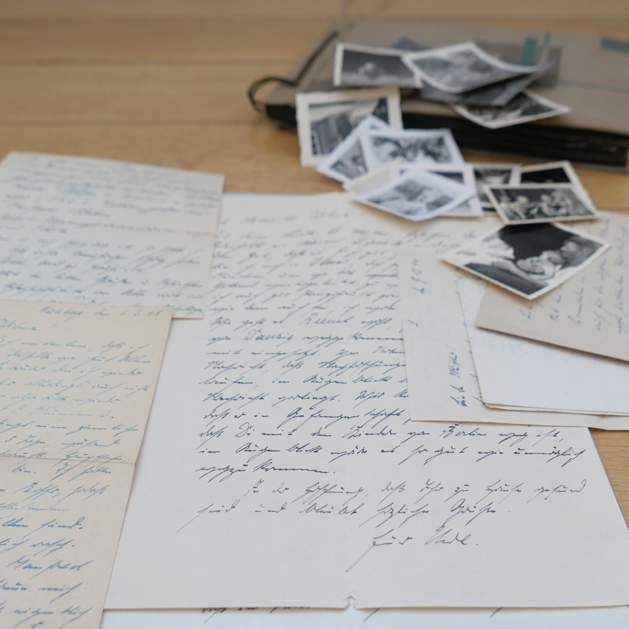 Familiengeschichtliche Unterlagen in Form von Feldpost und Fotografien (Foto: Villa ten Hompel) Familiengeschichtliche Unterlagen in Form von Feldpost und Fotografien (Foto: Villa ten Hompel)