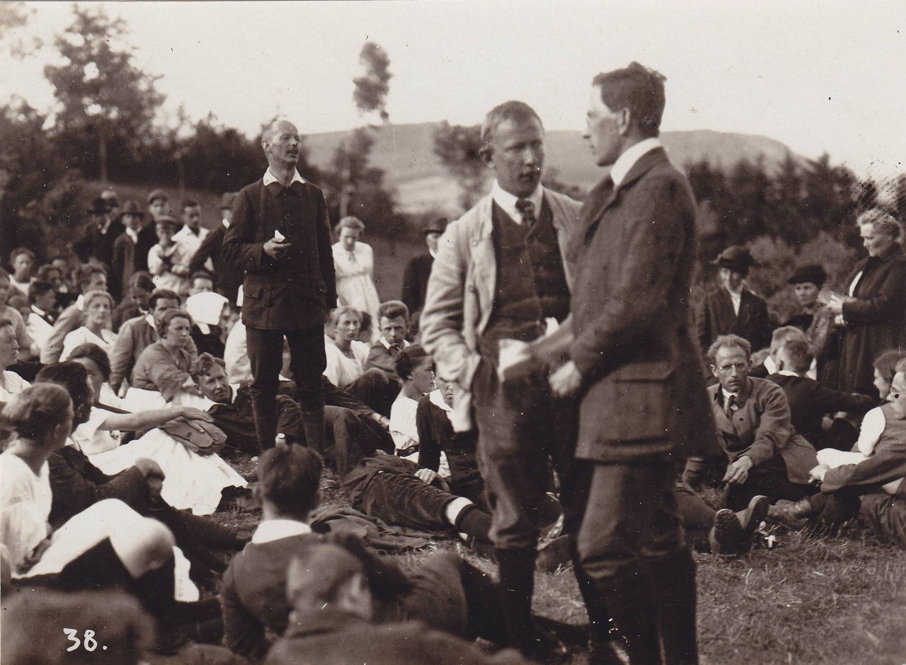 Richard Schirrmann (stehend links) bei einem Treffen des Kronacher Bundes der Altwandervögel in Höxter 1922, Bildarchiv Julius Groß, Archiv der deutschen Jugendbewegung, Burg Ludwigstein F1_89_40.