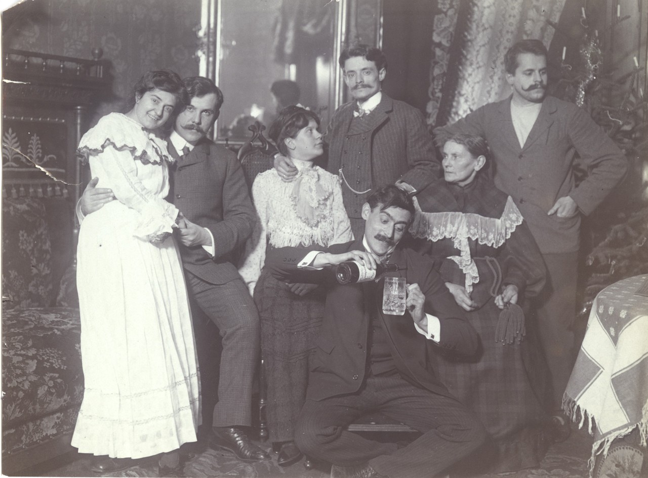 Weihnachten bei Familie Spilhaczek, 1904. Man erkennt den Junggesellen. Archiv für Alltagskultur in Westfalen, 2003.06792. Weihnachten bei Familie Spilhaczek, 1904. Man erkennt den Junggesellen. Archiv für Alltagskultur in Westfalen, 2003.06792.