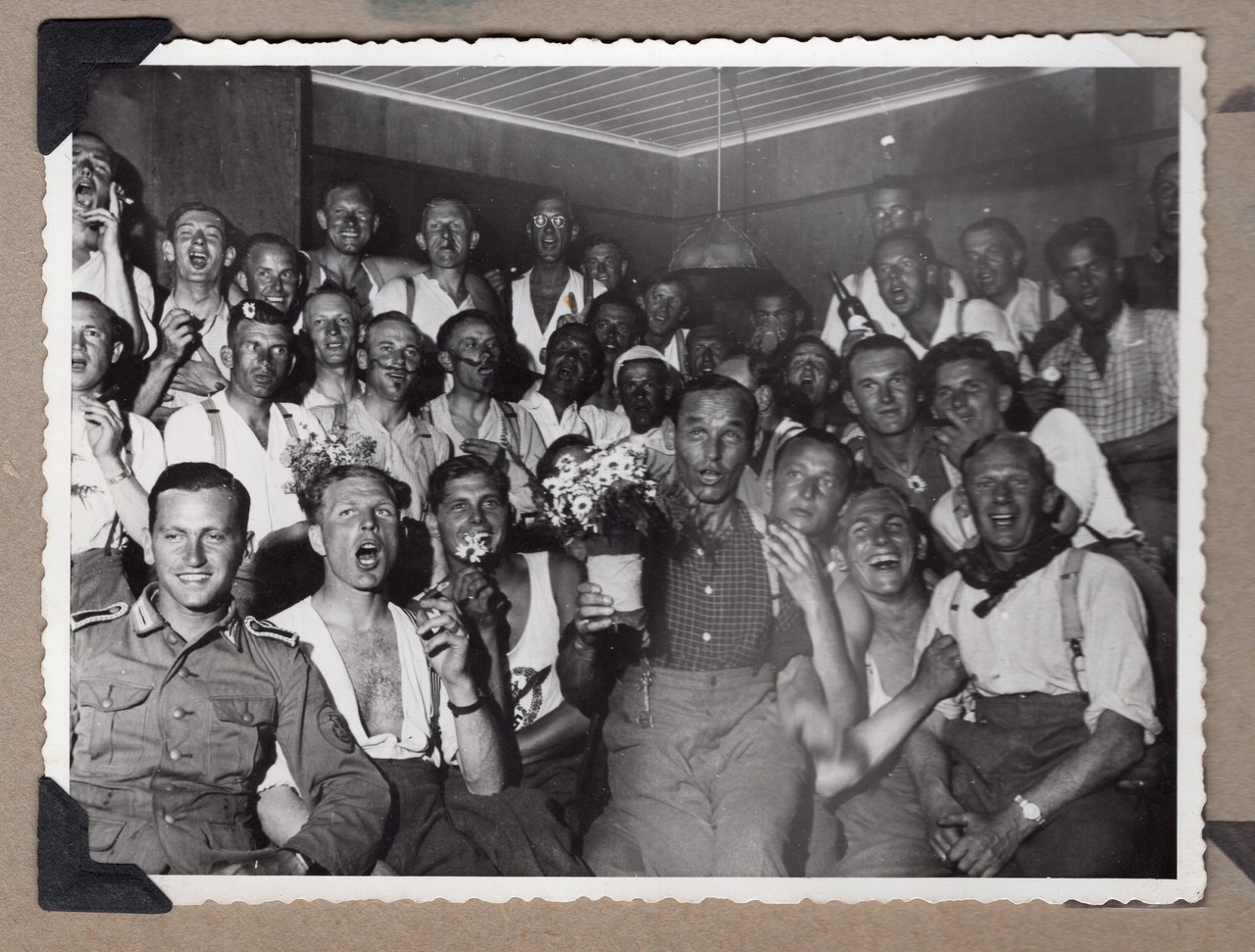 Die Nahaufnahme eines Fotos aus dem Album. Die Nahaufnahme eines Fotos aus dem Album.