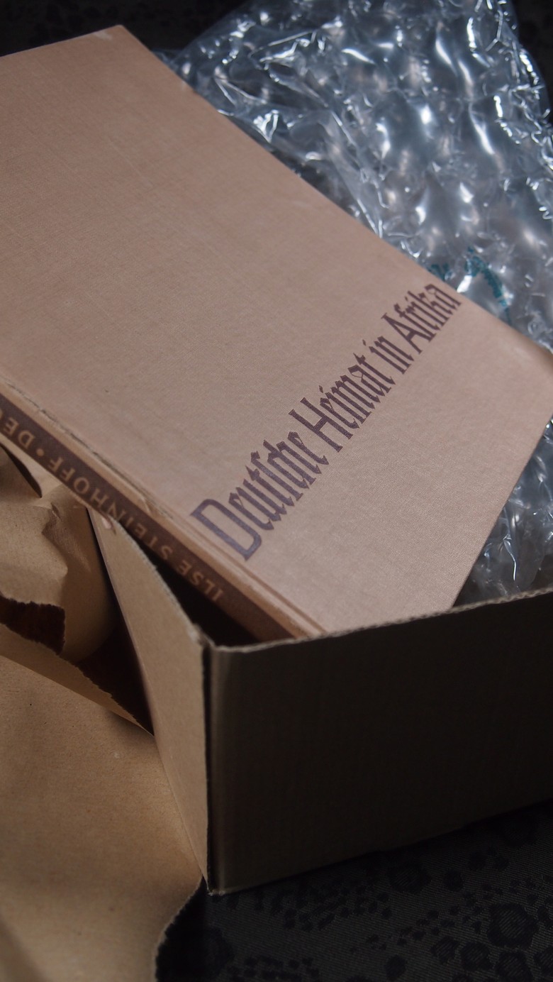 Ein Buch mit dem Titel "Deutsche Heimt Afrika" mit braunem Einband. Ein Buch mit dem Titel "Deutsche Heimt Afrika" mit braunem Einband.