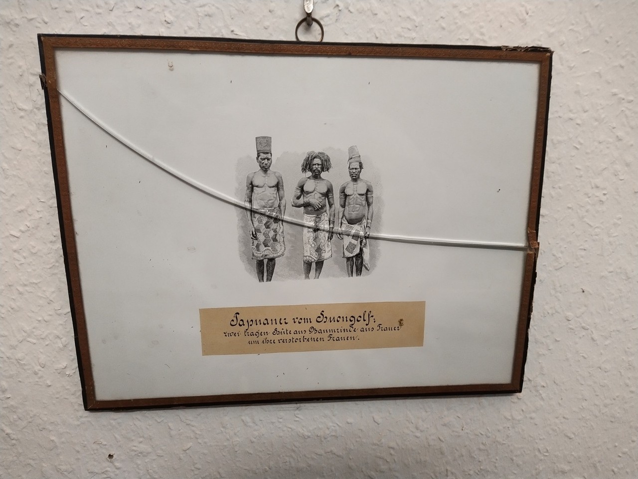 1.	Das Foto dieser drei Papuaner stammt vermutlich von Josef Loag. Die Bildunterschrift spiegelt die tiefergehenden Kenntnisse von Land und Leuten, die Loag für sich in Anspruch nahm. (Haus Dassel, Kulturzentrum Allagen, Slg. Loag, Foto: Cantauw) 1.	Das Foto dieser drei Papuaner stammt vermutlich von Josef Loag. Die Bildunterschrift spiegelt die tiefergehenden Kenntnisse von Land und Leuten, die Loag für sich in Anspruch nahm. (Haus Dassel, Kulturzentrum Allagen, Slg. Loag, Foto: Cantauw)