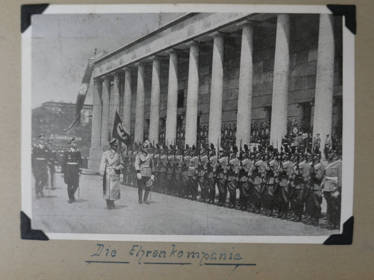 Ein Foto eines der Fotos aus dem Album. Ein Foto eines der Fotos aus dem Album.